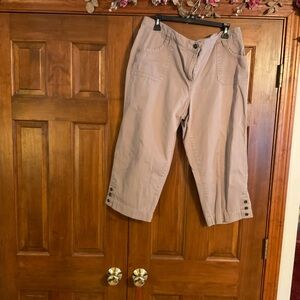 Casual Tan Cropped pants.  Van Heusen, size 16, tan capri pants.  Great cond.